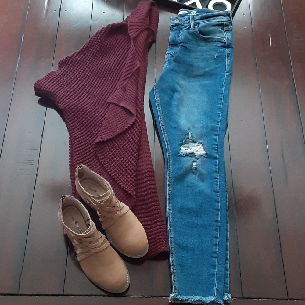 Old Navy. Size 4. Distressed, skinny high rise.